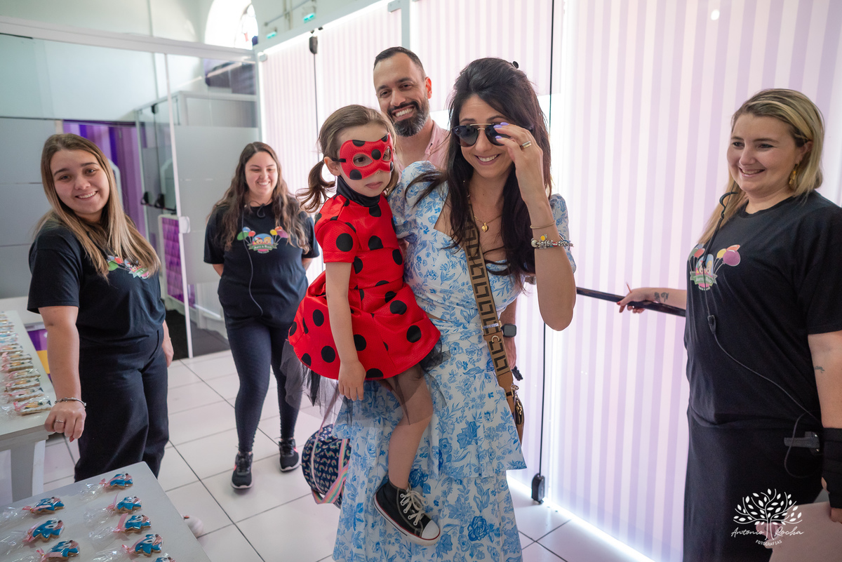 
4 aninhos - Sara - festa - alegria - sorrisos - brincadeiras - momentos inesquecíveis - Lady Bug - Cat Noir - família - memória - fotografias - Antonio Rocha - Renata Dalbann - diversão - criança - celebração - momentos especiais