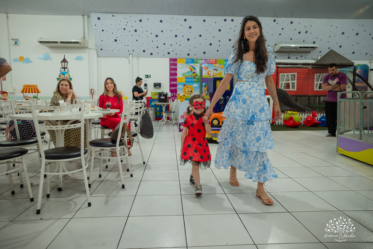 
4 aninhos - Sara - festa - alegria - sorrisos - brincadeiras - momentos inesquecíveis - Lady Bug - Cat Noir - família - memória - fotografias - Antonio Rocha - Renata Dalbann - diversão - criança - celebração - momentos especiais