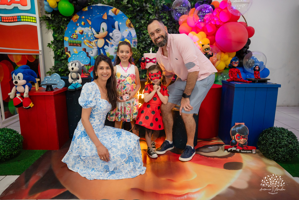 
4 aninhos - Sara - festa - alegria - sorrisos - brincadeiras - momentos inesquecíveis - Lady Bug - Cat Noir - família - memória - fotografias - Antonio Rocha - Renata Dalbann - diversão - criança - celebração - momentos especiais