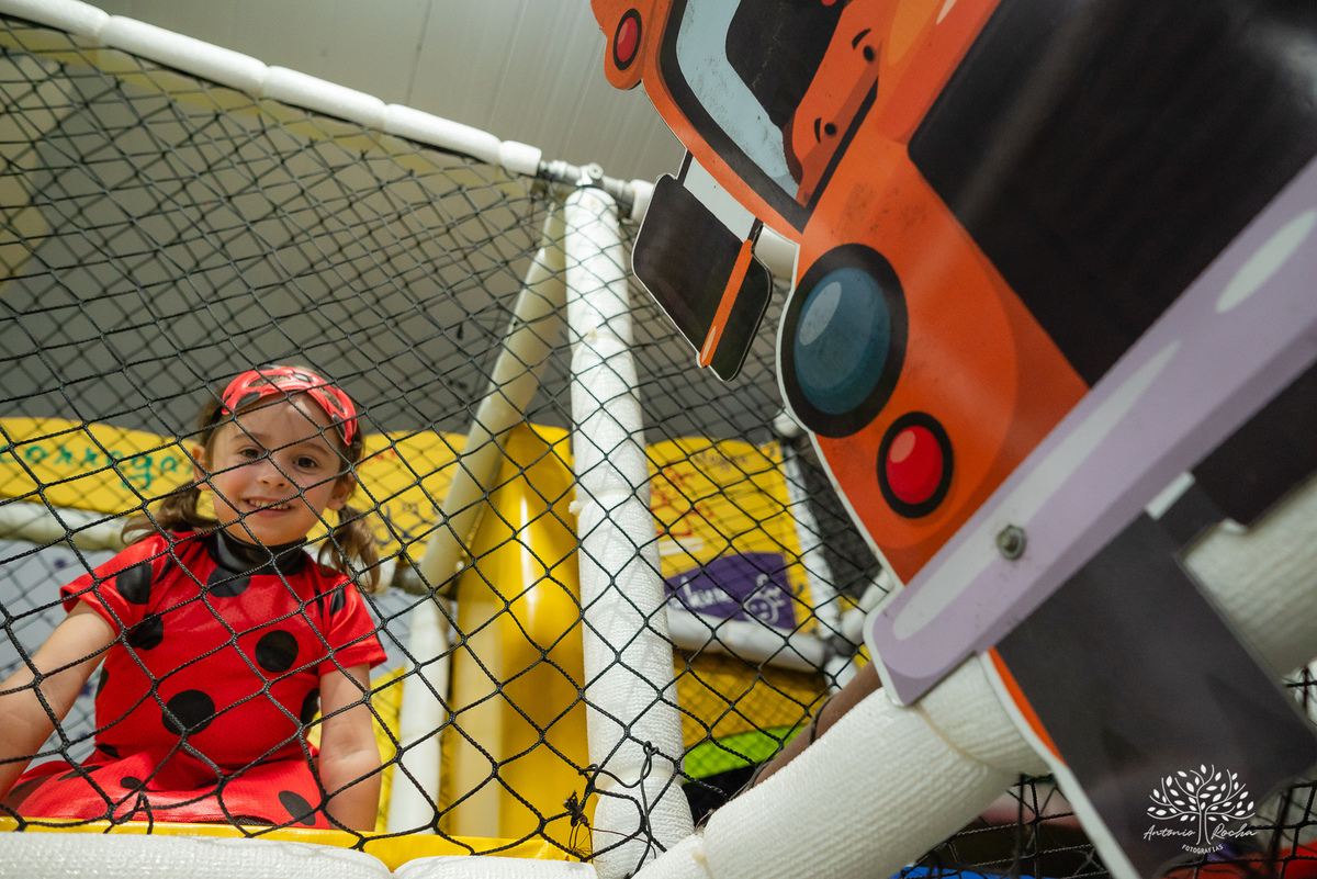
4 aninhos - Sara - festa - alegria - sorrisos - brincadeiras - momentos inesquecíveis - Lady Bug - Cat Noir - família - memória - fotografias - Antonio Rocha - Renata Dalbann - diversão - criança - celebração - momentos especiais