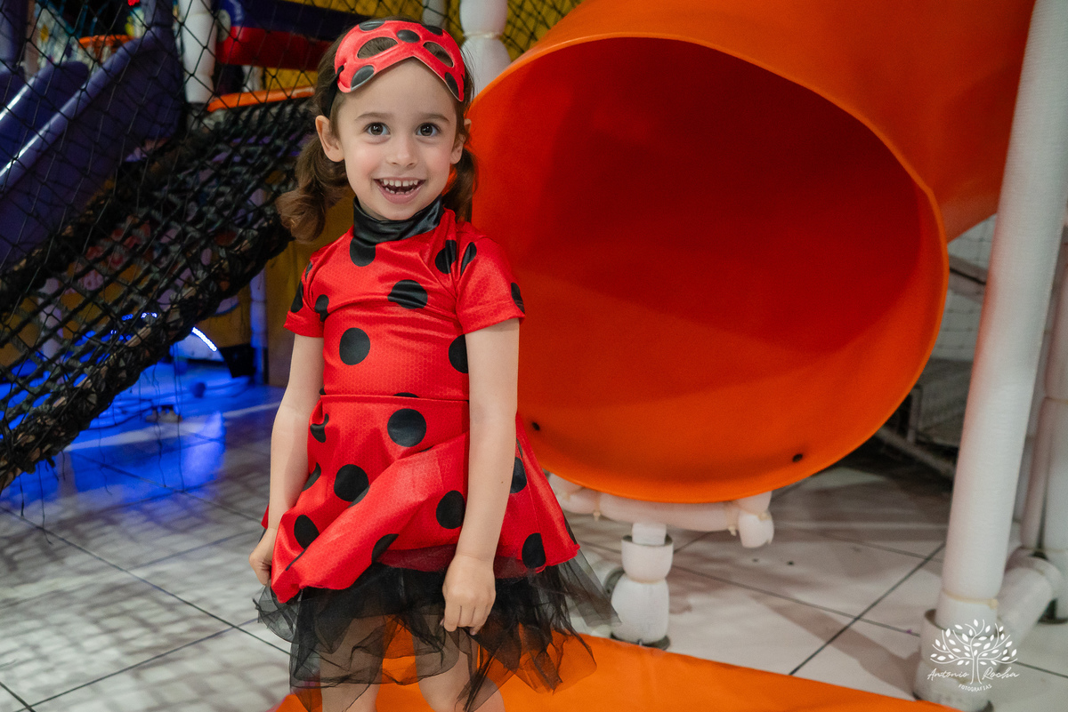 
4 aninhos - Sara - festa - alegria - sorrisos - brincadeiras - momentos inesquecíveis - Lady Bug - Cat Noir - família - memória - fotografias - Antonio Rocha - Renata Dalbann - diversão - criança - celebração - momentos especiais