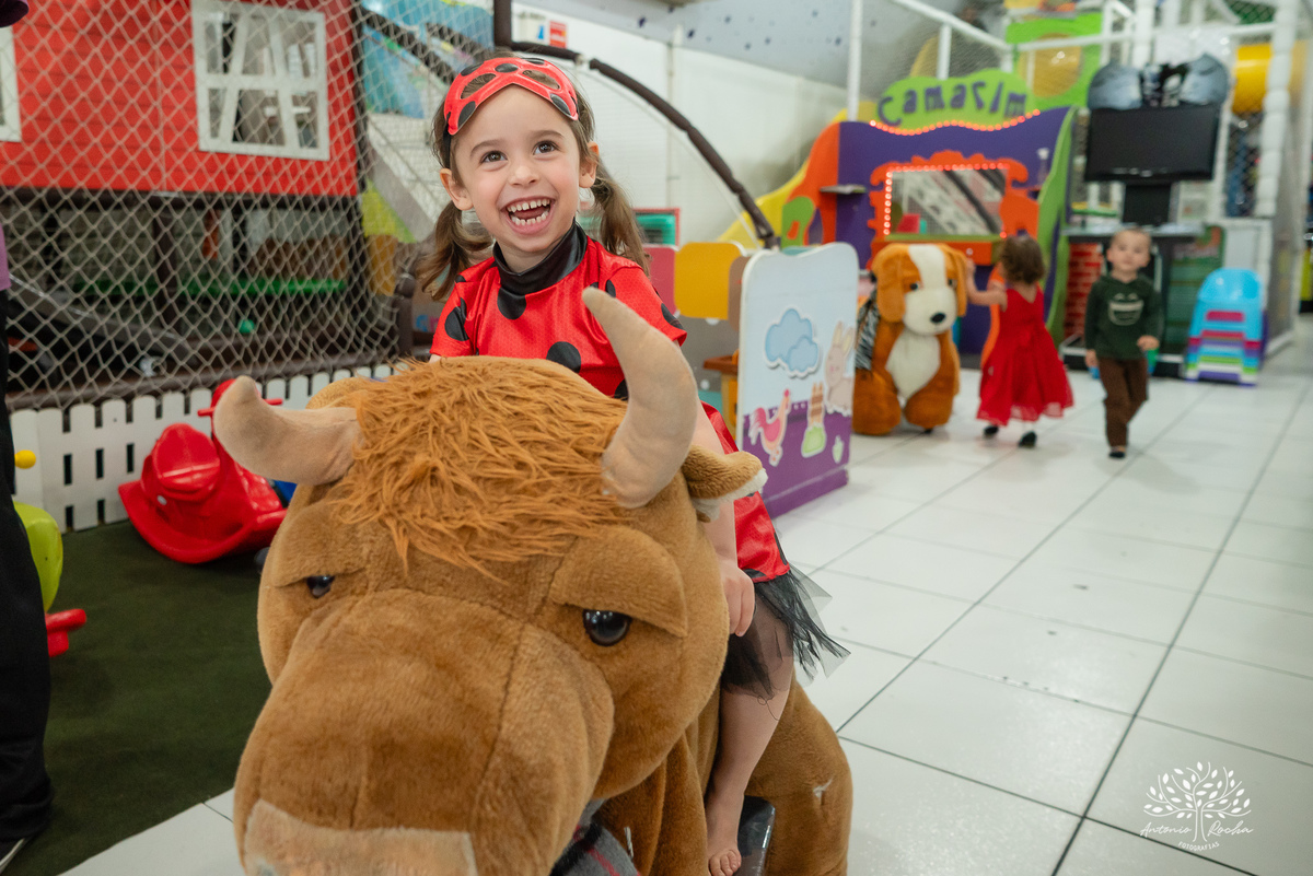 
4 aninhos - Sara - festa - alegria - sorrisos - brincadeiras - momentos inesquecíveis - Lady Bug - Cat Noir - família - memória - fotografias - Antonio Rocha - Renata Dalbann - diversão - criança - celebração - momentos especiais