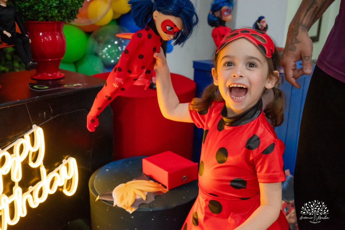 
4 aninhos - Sara - festa - alegria - sorrisos - brincadeiras - momentos inesquecíveis - Lady Bug - Cat Noir - família - memória - fotografias - Antonio Rocha - Renata Dalbann - diversão - criança - celebração - momentos especiais