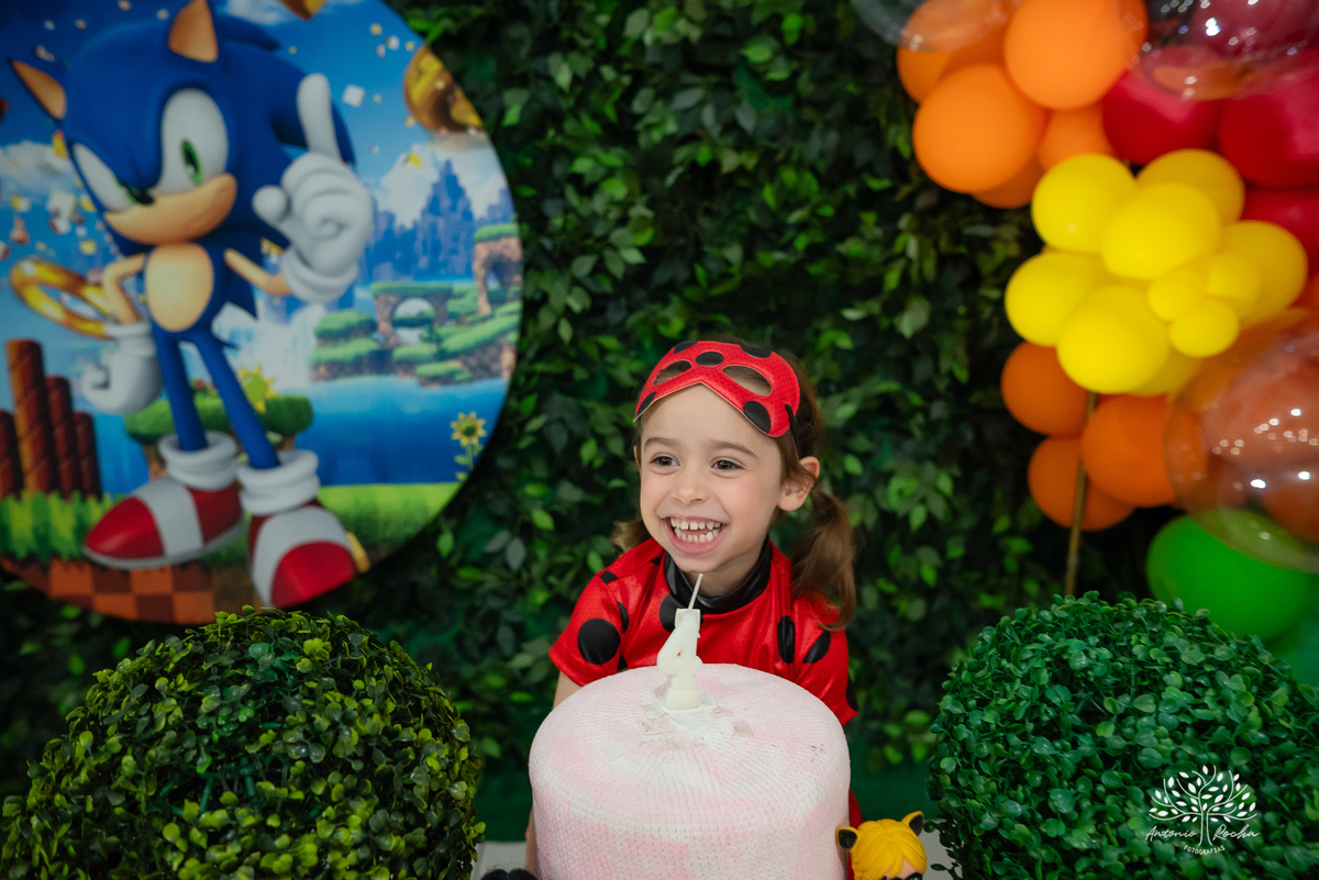 
4 aninhos - Sara - festa - alegria - sorrisos - brincadeiras - momentos inesquecíveis - Lady Bug - Cat Noir - família - memória - fotografias - Antonio Rocha - Renata Dalbann - diversão - criança - celebração - momentos especiais