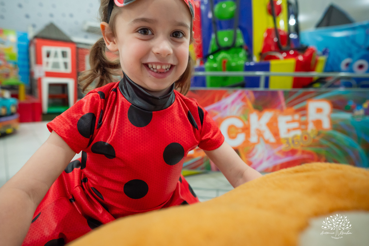 
4 aninhos - Sara - festa - alegria - sorrisos - brincadeiras - momentos inesquecíveis - Lady Bug - Cat Noir - família - memória - fotografias - Antonio Rocha - Renata Dalbann - diversão - criança - celebração - momentos especiais