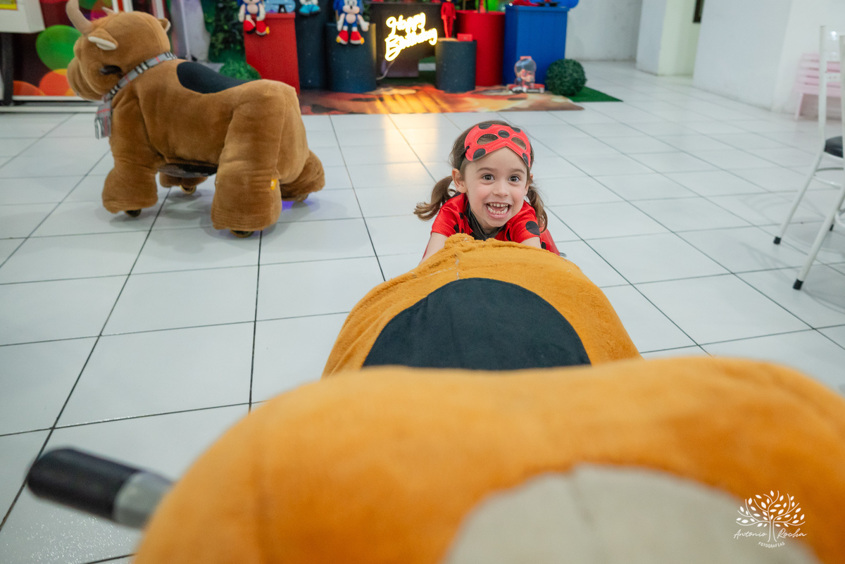 
4 aninhos - Sara - festa - alegria - sorrisos - brincadeiras - momentos inesquecíveis - Lady Bug - Cat Noir - família - memória - fotografias - Antonio Rocha - Renata Dalbann - diversão - criança - celebração - momentos especiais