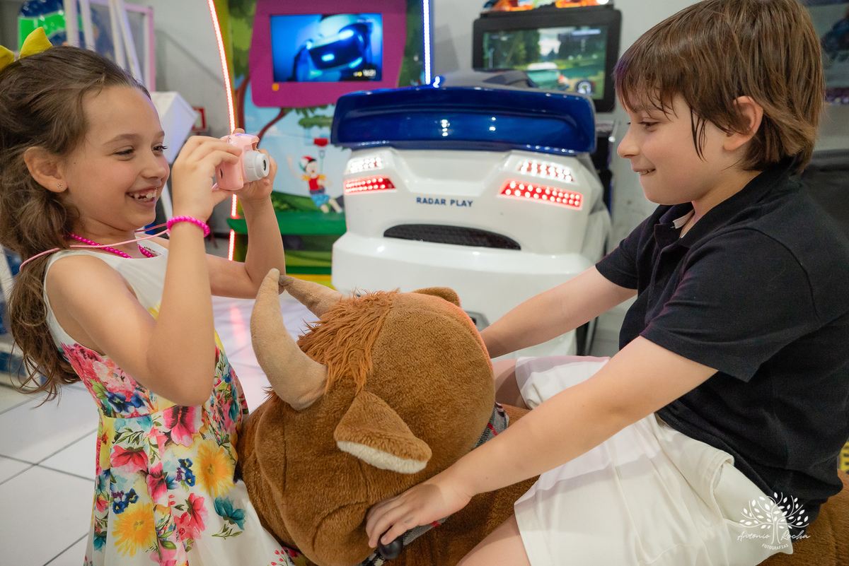 
4 aninhos - Sara - festa - alegria - sorrisos - brincadeiras - momentos inesquecíveis - Lady Bug - Cat Noir - família - memória - fotografias - Antonio Rocha - Renata Dalbann - diversão - criança - celebração - momentos especiais