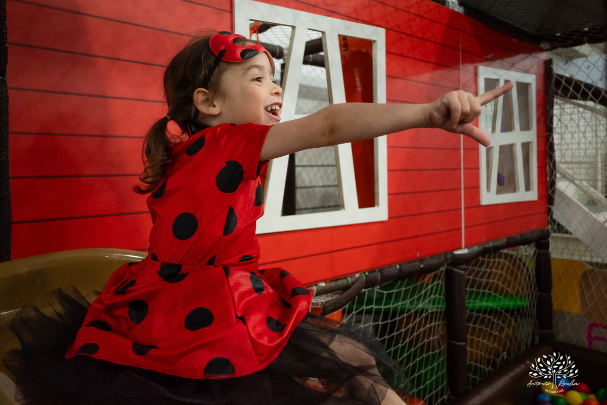 
4 aninhos - Sara - festa - alegria - sorrisos - brincadeiras - momentos inesquecíveis - Lady Bug - Cat Noir - família - memória - fotografias - Antonio Rocha - Renata Dalbann - diversão - criança - celebração - momentos especiais