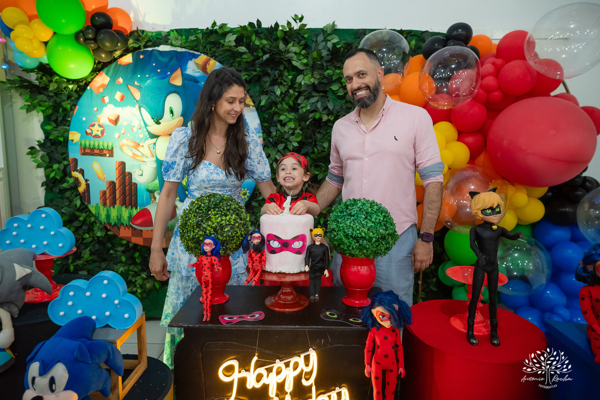 
4 aninhos - Sara - festa - alegria - sorrisos - brincadeiras - momentos inesquecíveis - Lady Bug - Cat Noir - família - memória - fotografias - Antonio Rocha - Renata Dalbann - diversão - criança - celebração - momentos especiais