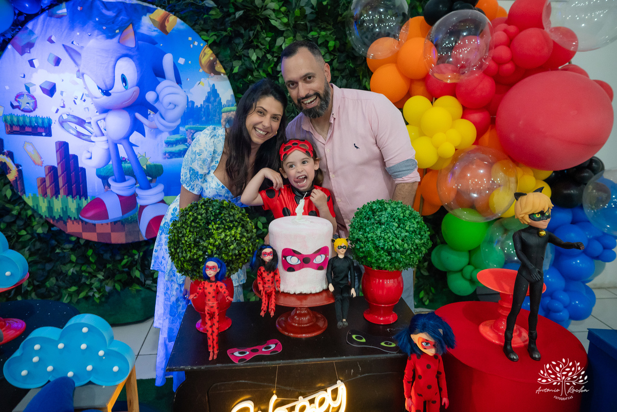 
4 aninhos - Sara - festa - alegria - sorrisos - brincadeiras - momentos inesquecíveis - Lady Bug - Cat Noir - família - memória - fotografias - Antonio Rocha - Renata Dalbann - diversão - criança - celebração - momentos especiais