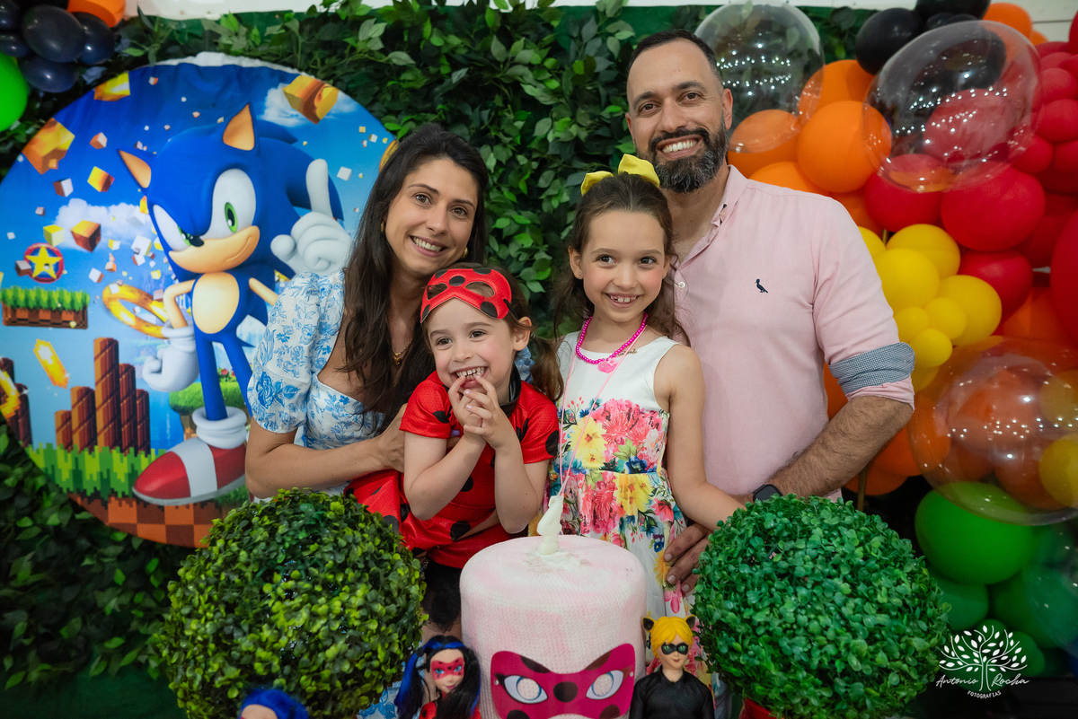 
4 aninhos - Sara - festa - alegria - sorrisos - brincadeiras - momentos inesquecíveis - Lady Bug - Cat Noir - família - memória - fotografias - Antonio Rocha - Renata Dalbann - diversão - criança - celebração - momentos especiais