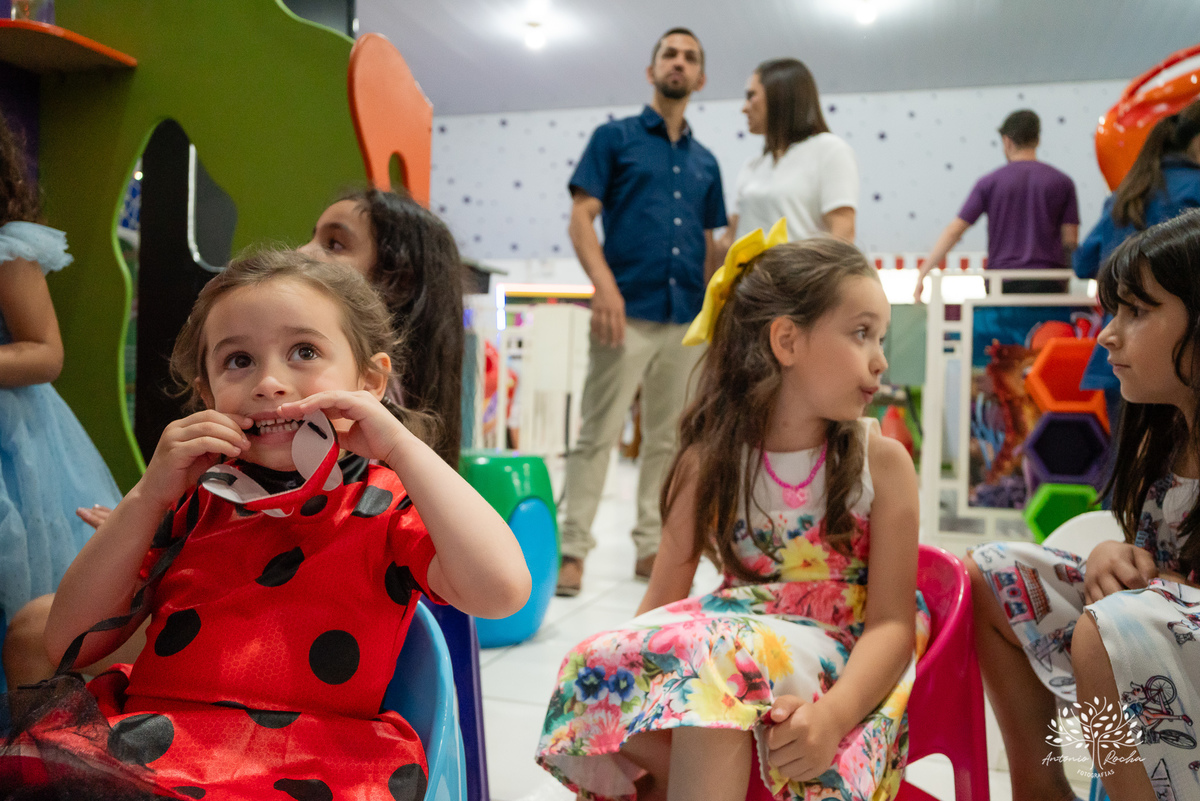 
4 aninhos - Sara - festa - alegria - sorrisos - brincadeiras - momentos inesquecíveis - Lady Bug - Cat Noir - família - memória - fotografias - Antonio Rocha - Renata Dalbann - diversão - criança - celebração - momentos especiais