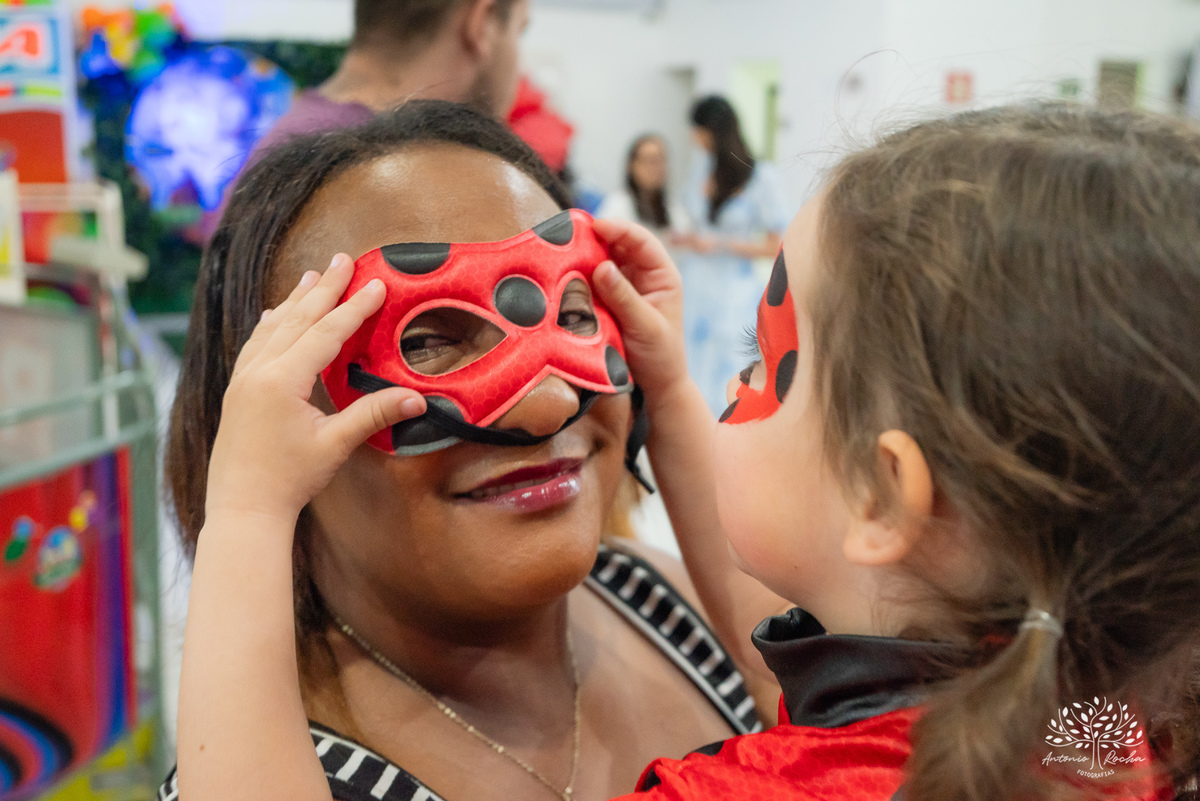 
4 aninhos - Sara - festa - alegria - sorrisos - brincadeiras - momentos inesquecíveis - Lady Bug - Cat Noir - família - memória - fotografias - Antonio Rocha - Renata Dalbann - diversão - criança - celebração - momentos especiais