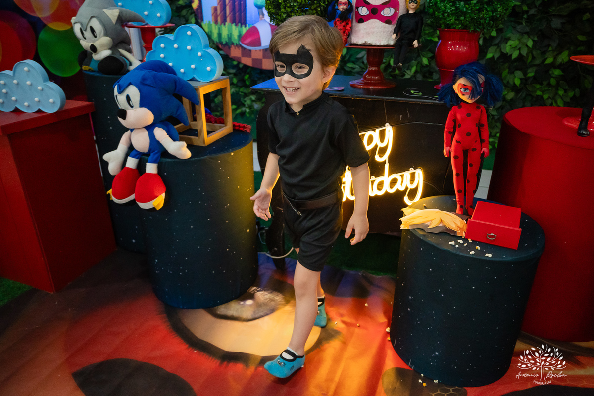 
4 aninhos - Sara - festa - alegria - sorrisos - brincadeiras - momentos inesquecíveis - Lady Bug - Cat Noir - família - memória - fotografias - Antonio Rocha - Renata Dalbann - diversão - criança - celebração - momentos especiais