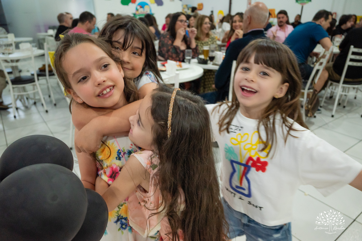 
4 aninhos - Sara - festa - alegria - sorrisos - brincadeiras - momentos inesquecíveis - Lady Bug - Cat Noir - família - memória - fotografias - Antonio Rocha - Renata Dalbann - diversão - criança - celebração - momentos especiais