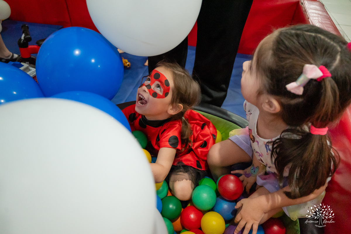 
4 aninhos - Sara - festa - alegria - sorrisos - brincadeiras - momentos inesquecíveis - Lady Bug - Cat Noir - família - memória - fotografias - Antonio Rocha - Renata Dalbann - diversão - criança - celebração - momentos especiais