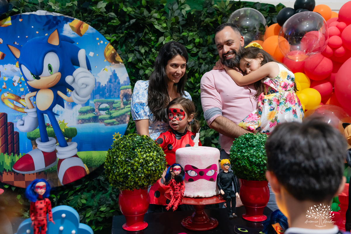 
4 aninhos - Sara - festa - alegria - sorrisos - brincadeiras - momentos inesquecíveis - Lady Bug - Cat Noir - família - memória - fotografias - Antonio Rocha - Renata Dalbann - diversão - criança - celebração - momentos especiais