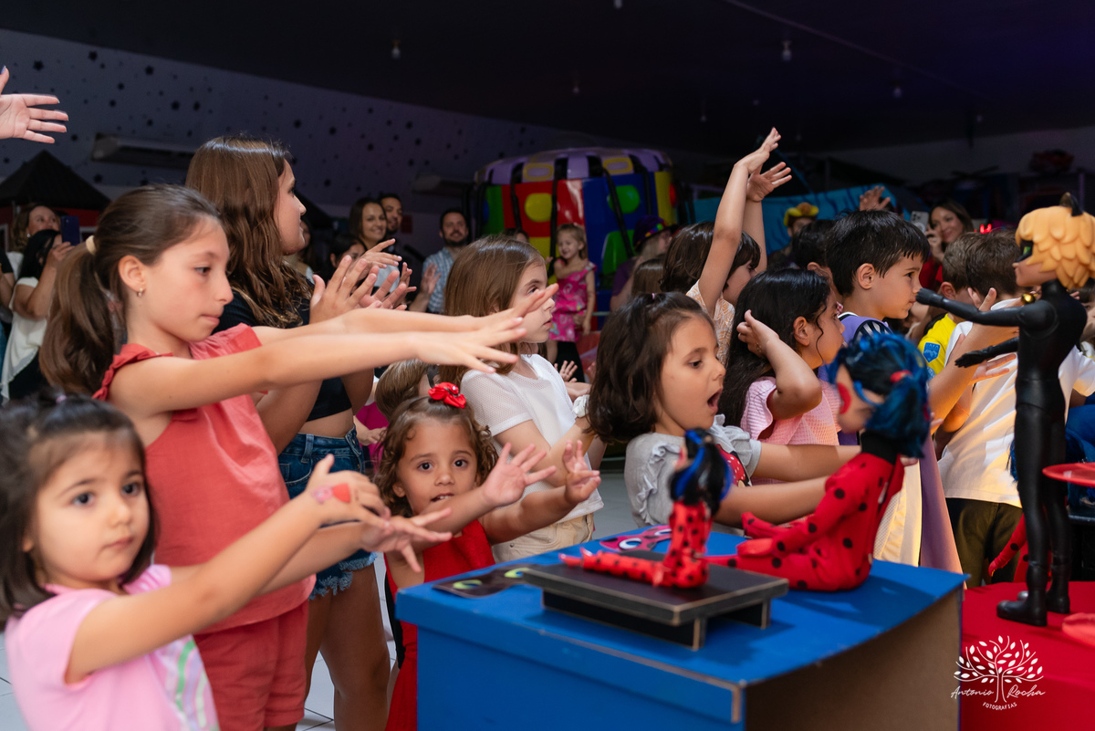 
4 aninhos - Sara - festa - alegria - sorrisos - brincadeiras - momentos inesquecíveis - Lady Bug - Cat Noir - família - memória - fotografias - Antonio Rocha - Renata Dalbann - diversão - criança - celebração - momentos especiais