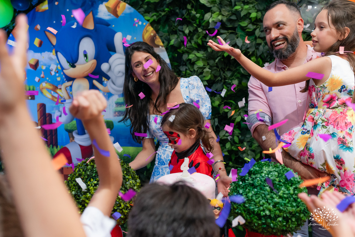 
4 aninhos - Sara - festa - alegria - sorrisos - brincadeiras - momentos inesquecíveis - Lady Bug - Cat Noir - família - memória - fotografias - Antonio Rocha - Renata Dalbann - diversão - criança - celebração - momentos especiais