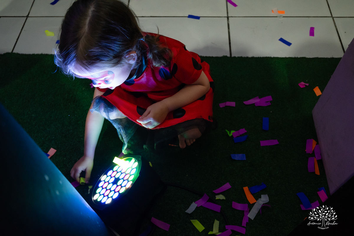 
4 aninhos - Sara - festa - alegria - sorrisos - brincadeiras - momentos inesquecíveis - Lady Bug - Cat Noir - família - memória - fotografias - Antonio Rocha - Renata Dalbann - diversão - criança - celebração - momentos especiais