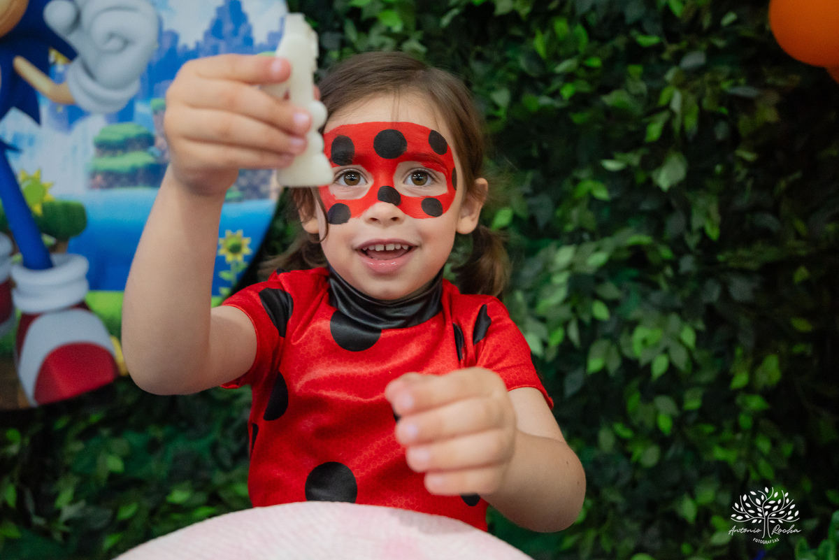 
4 aninhos - Sara - festa - alegria - sorrisos - brincadeiras - momentos inesquecíveis - Lady Bug - Cat Noir - família - memória - fotografias - Antonio Rocha - Renata Dalbann - diversão - criança - celebração - momentos especiais