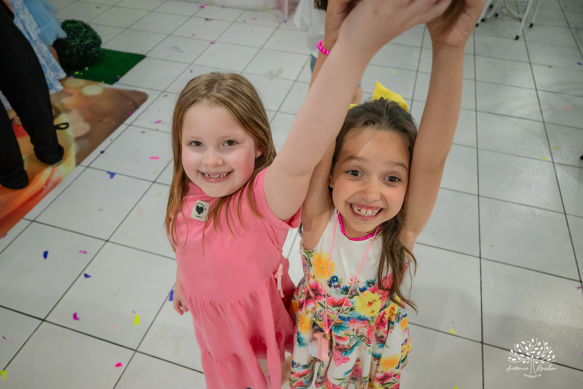 
4 aninhos - Sara - festa - alegria - sorrisos - brincadeiras - momentos inesquecíveis - Lady Bug - Cat Noir - família - memória - fotografias - Antonio Rocha - Renata Dalbann - diversão - criança - celebração - momentos especiais