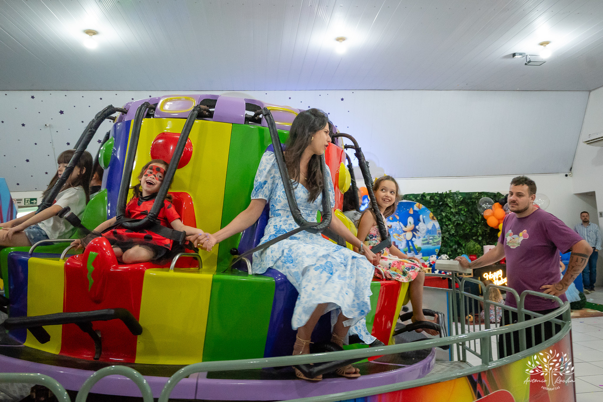 
4 aninhos - Sara - festa - alegria - sorrisos - brincadeiras - momentos inesquecíveis - Lady Bug - Cat Noir - família - memória - fotografias - Antonio Rocha - Renata Dalbann - diversão - criança - celebração - momentos especiais