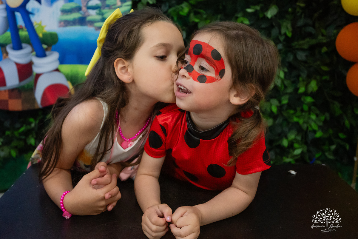 
4 aninhos - Sara - festa - alegria - sorrisos - brincadeiras - momentos inesquecíveis - Lady Bug - Cat Noir - família - memória - fotografias - Antonio Rocha - Renata Dalbann - diversão - criança - celebração - momentos especiais