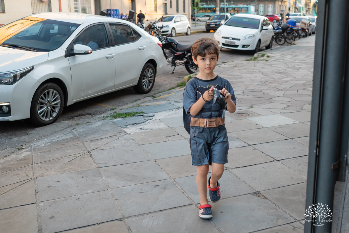 aniversário infantil - fotografia de aniversário - fotógrafo profissional - Batman - aniversário temático - festa infantil – Pelotas - memórias afetivas - fotografia natural - registro de festa - diversão em família - playground - fotógrafo Antonio Rocha 