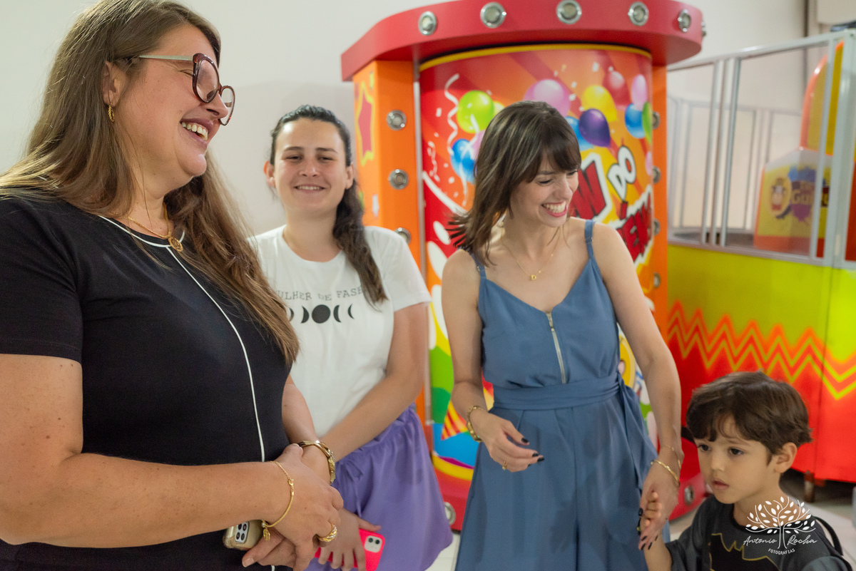 aniversário infantil - fotografia de aniversário - fotógrafo profissional - Batman - aniversário temático - festa infantil – Pelotas - memórias afetivas - fotografia natural - registro de festa - diversão em família - playground - fotógrafo Antonio Rocha 