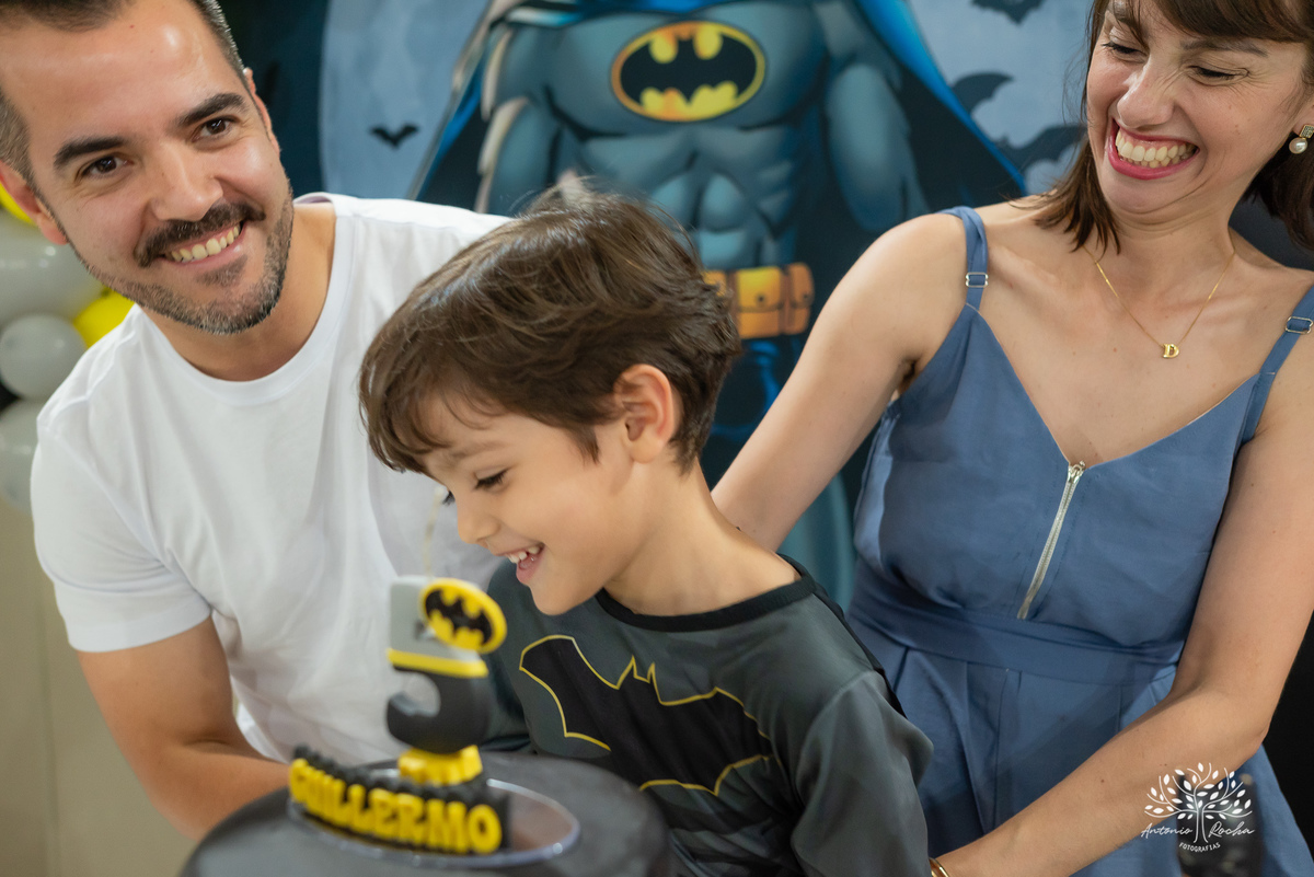aniversário infantil - fotografia de aniversário - fotógrafo profissional - Batman - aniversário temático - festa infantil – Pelotas - memórias afetivas - fotografia natural - registro de festa - diversão em família - playground - fotógrafo Antonio Rocha 