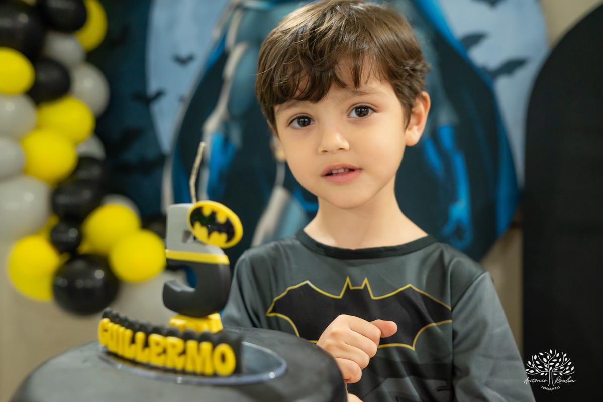aniversário infantil - fotografia de aniversário - fotógrafo profissional - Batman - aniversário temático - festa infantil – Pelotas - memórias afetivas - fotografia natural - registro de festa - diversão em família - playground - fotógrafo Antonio Rocha 