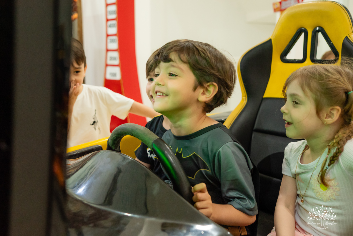 aniversário infantil - fotografia de aniversário - fotógrafo profissional - Batman - aniversário temático - festa infantil – Pelotas - memórias afetivas - fotografia natural - registro de festa - diversão em família - playground - fotógrafo Antonio Rocha 