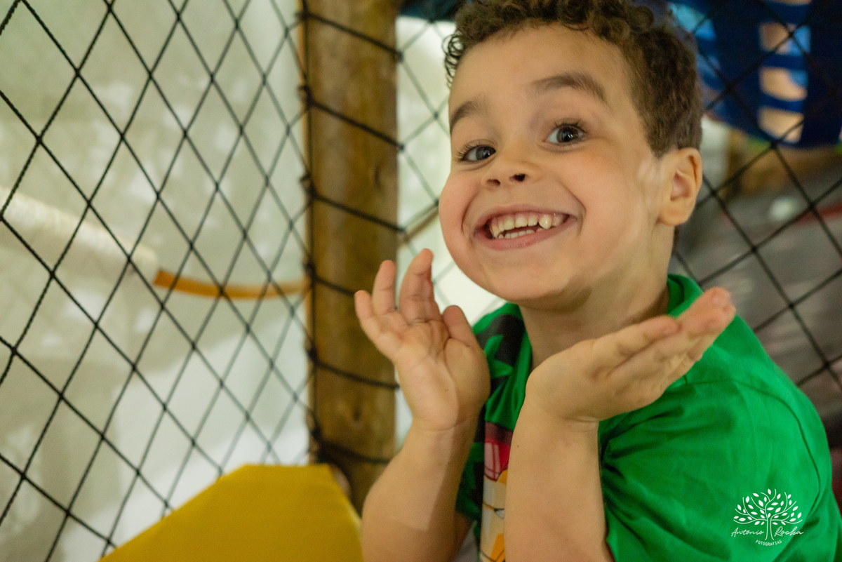 aniversário infantil - fotografia de aniversário - fotógrafo profissional - Batman - aniversário temático - festa infantil – Pelotas - memórias afetivas - fotografia natural - registro de festa - diversão em família - playground - fotógrafo Antonio Rocha 