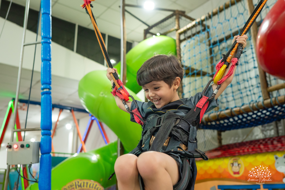 aniversário infantil - fotografia de aniversário - fotógrafo profissional - Batman - aniversário temático - festa infantil – Pelotas - memórias afetivas - fotografia natural - registro de festa - diversão em família - playground - fotógrafo Antonio Rocha 