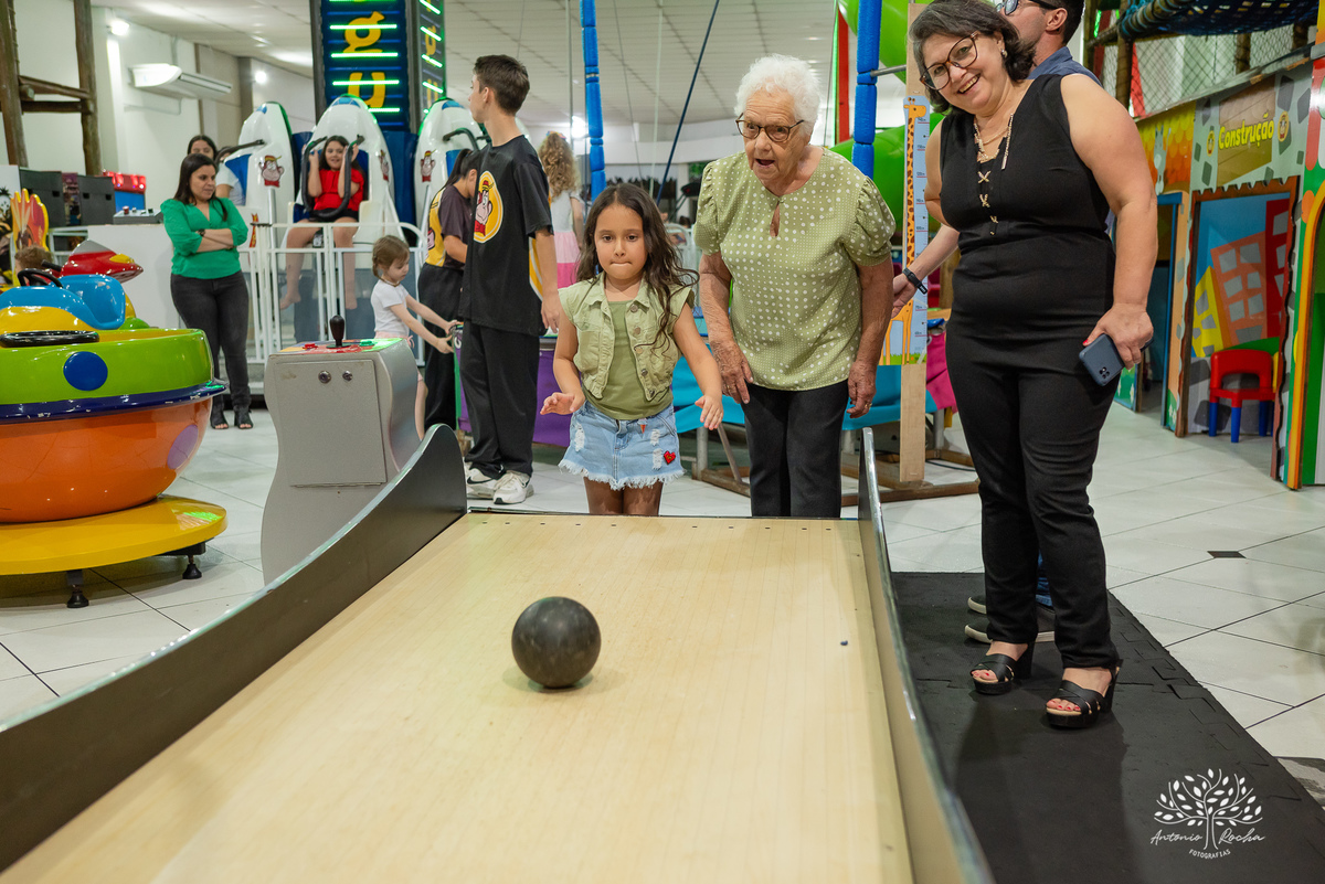 aniversário infantil - fotografia de aniversário - fotógrafo profissional - Batman - aniversário temático - festa infantil – Pelotas - memórias afetivas - fotografia natural - registro de festa - diversão em família - playground - fotógrafo Antonio Rocha 