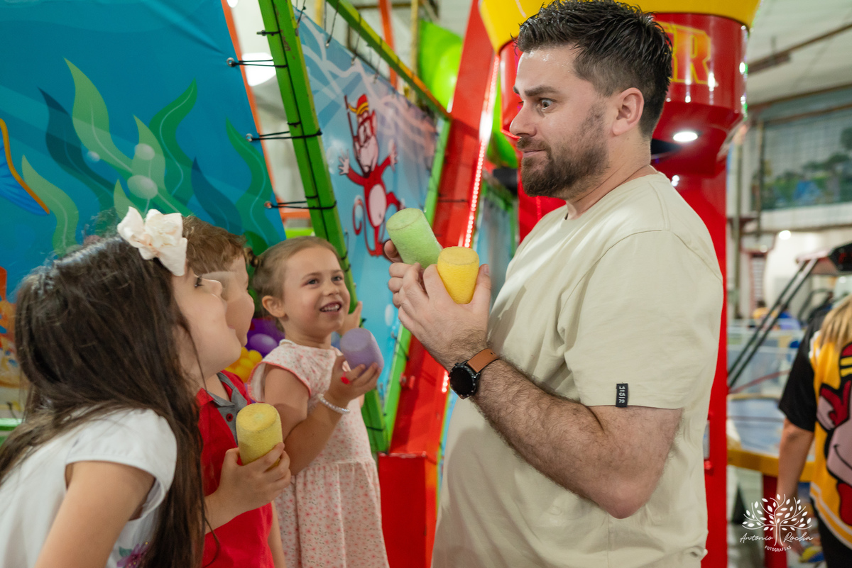 aniversário infantil - fotografia de aniversário - fotógrafo profissional - Batman - aniversário temático - festa infantil – Pelotas - memórias afetivas - fotografia natural - registro de festa - diversão em família - playground - fotógrafo Antonio Rocha 