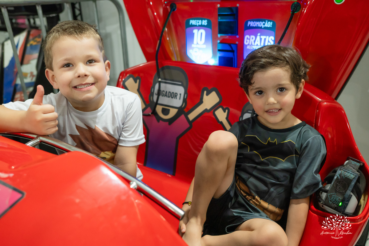 aniversário infantil - fotografia de aniversário - fotógrafo profissional - Batman - aniversário temático - festa infantil – Pelotas - memórias afetivas - fotografia natural - registro de festa - diversão em família - playground - fotógrafo Antonio Rocha 