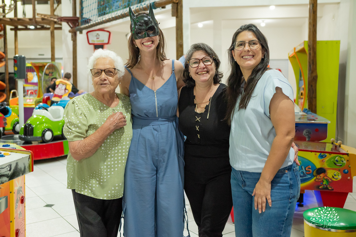 aniversário infantil - fotografia de aniversário - fotógrafo profissional - Batman - aniversário temático - festa infantil – Pelotas - memórias afetivas - fotografia natural - registro de festa - diversão em família - playground - fotógrafo Antonio Rocha 