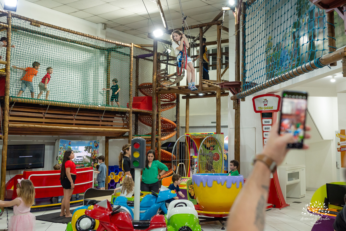 aniversário infantil - fotografia de aniversário - fotógrafo profissional - Batman - aniversário temático - festa infantil – Pelotas - memórias afetivas - fotografia natural - registro de festa - diversão em família - playground - fotógrafo Antonio Rocha 
