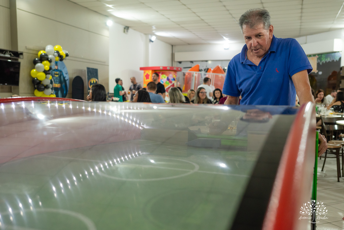 aniversário infantil - fotografia de aniversário - fotógrafo profissional - Batman - aniversário temático - festa infantil – Pelotas - memórias afetivas - fotografia natural - registro de festa - diversão em família - playground - fotógrafo Antonio Rocha 