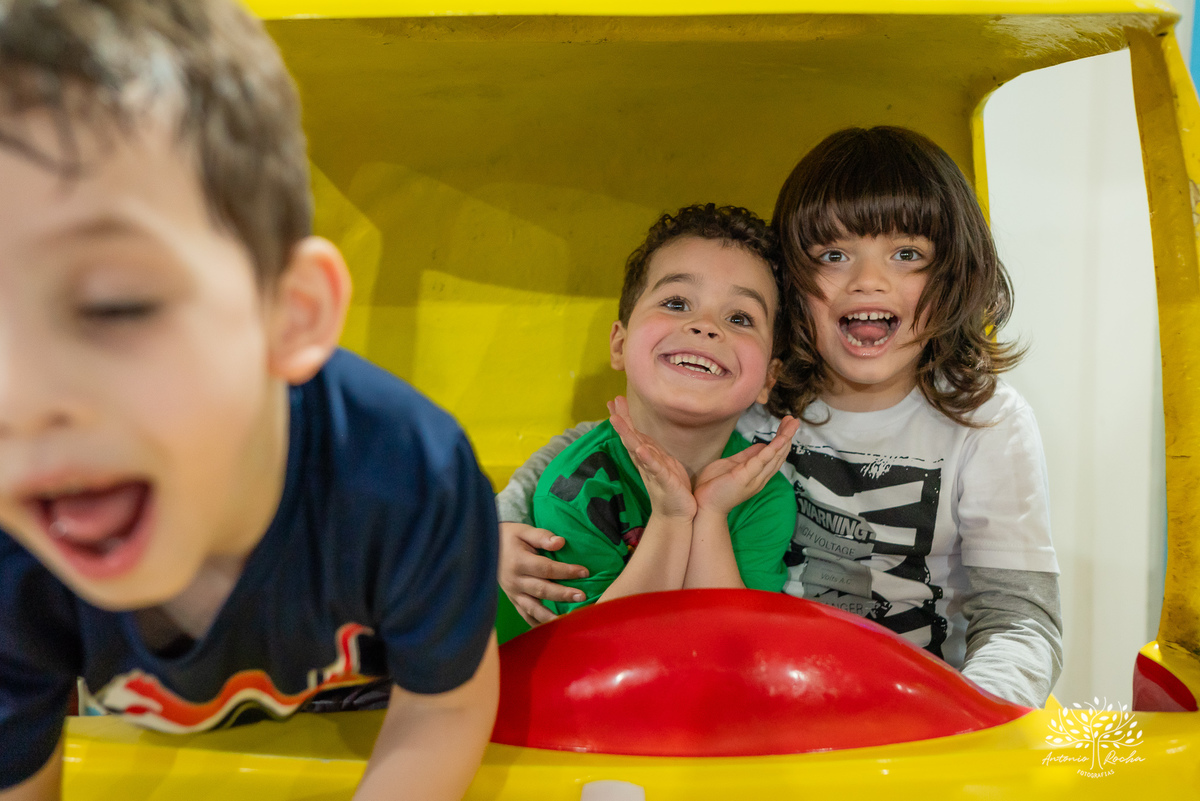 aniversário infantil - fotografia de aniversário - fotógrafo profissional - Batman - aniversário temático - festa infantil – Pelotas - memórias afetivas - fotografia natural - registro de festa - diversão em família - playground - fotógrafo Antonio Rocha 