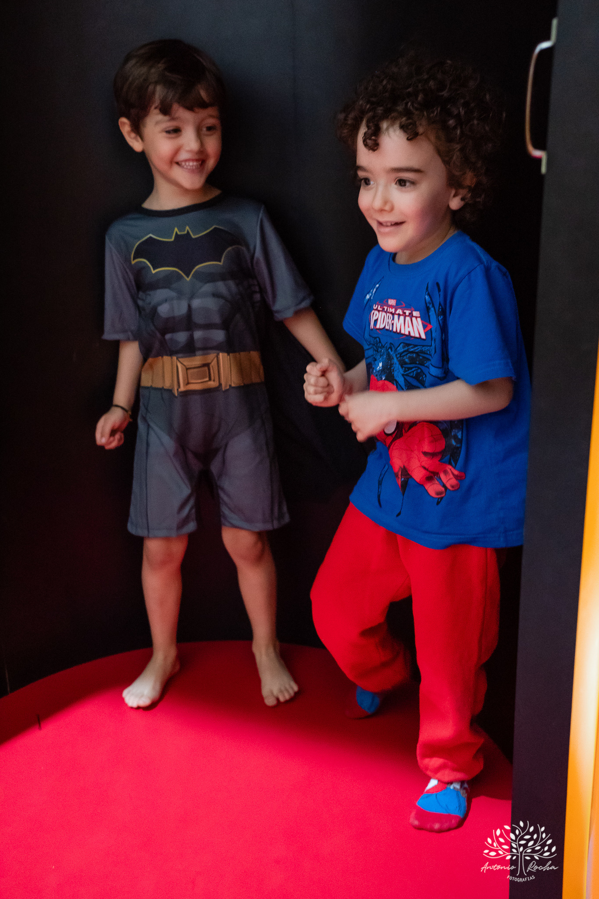 aniversário infantil - fotografia de aniversário - fotógrafo profissional - Batman - aniversário temático - festa infantil – Pelotas - memórias afetivas - fotografia natural - registro de festa - diversão em família - playground - fotógrafo Antonio Rocha 