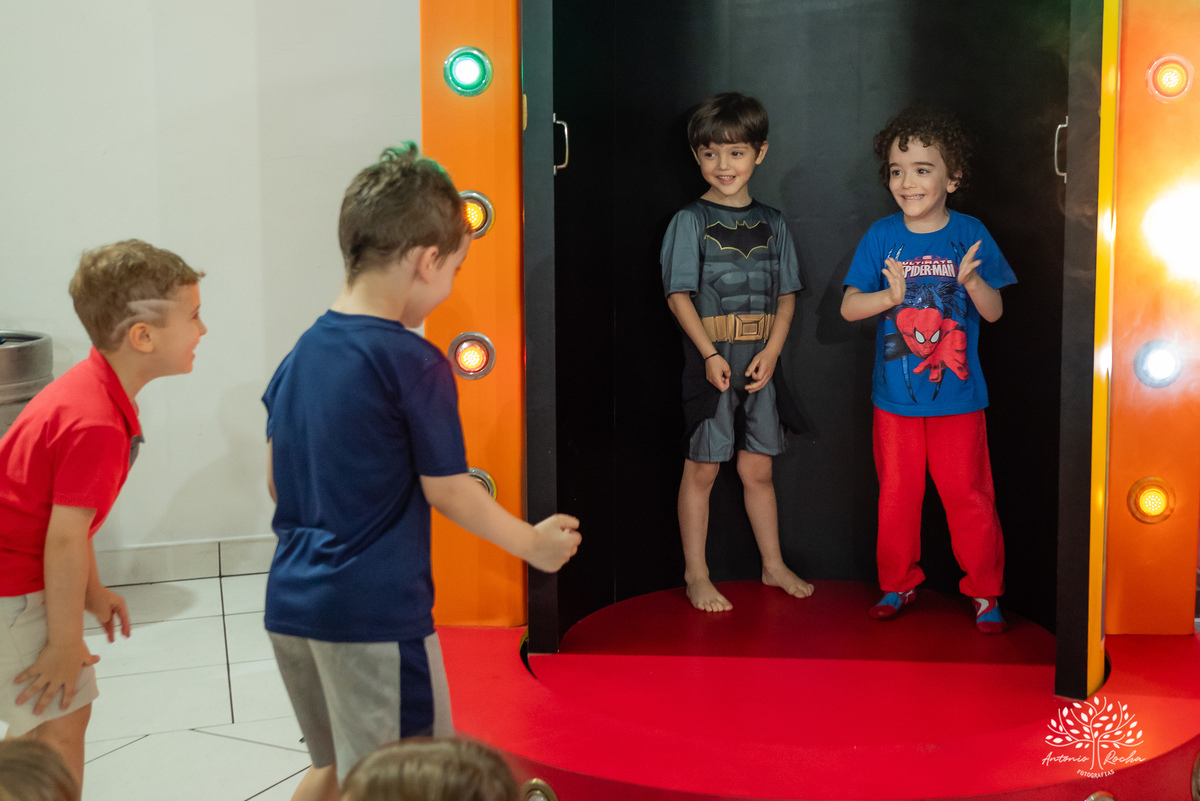 aniversário infantil - fotografia de aniversário - fotógrafo profissional - Batman - aniversário temático - festa infantil – Pelotas - memórias afetivas - fotografia natural - registro de festa - diversão em família - playground - fotógrafo Antonio Rocha 