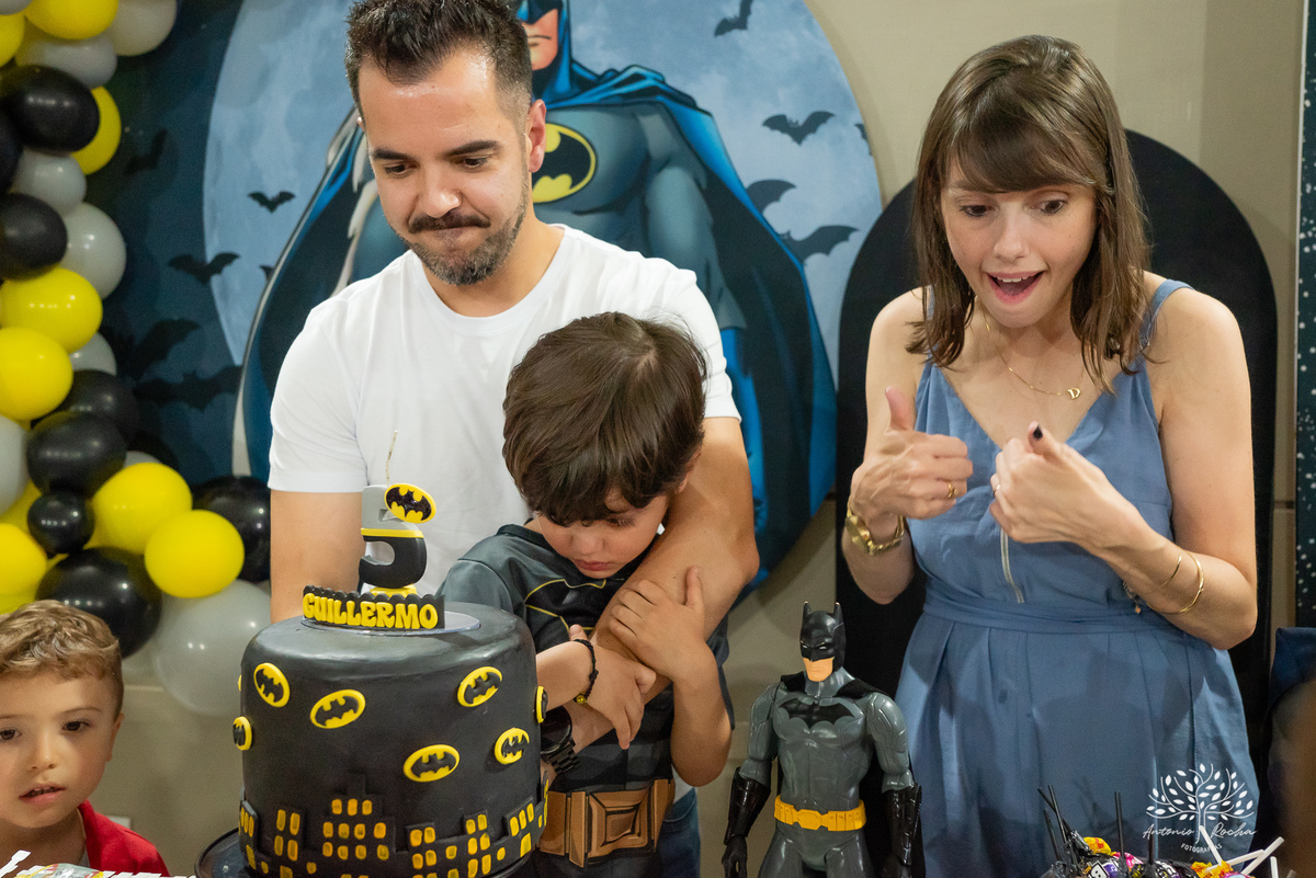 aniversário infantil - fotografia de aniversário - fotógrafo profissional - Batman - aniversário temático - festa infantil – Pelotas - memórias afetivas - fotografia natural - registro de festa - diversão em família - playground - fotógrafo Antonio Rocha 