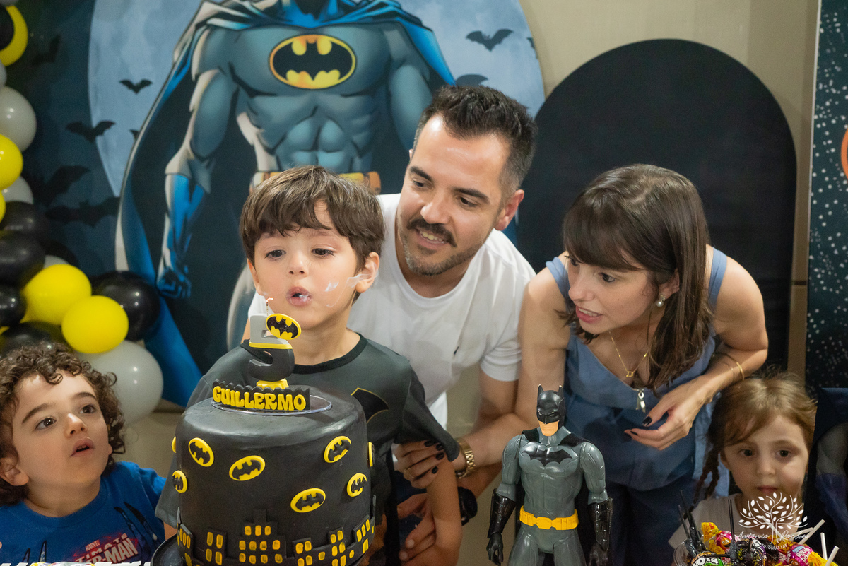 aniversário infantil - fotografia de aniversário - fotógrafo profissional - Batman - aniversário temático - festa infantil – Pelotas - memórias afetivas - fotografia natural - registro de festa - diversão em família - playground - fotógrafo Antonio Rocha 