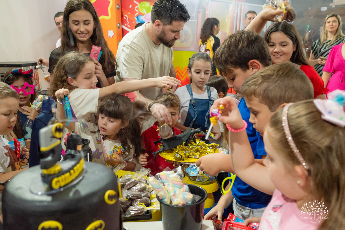 aniversário infantil - fotografia de aniversário - fotógrafo profissional - Batman - aniversário temático - festa infantil – Pelotas - memórias afetivas - fotografia natural - registro de festa - diversão em família - playground - fotógrafo Antonio Rocha 