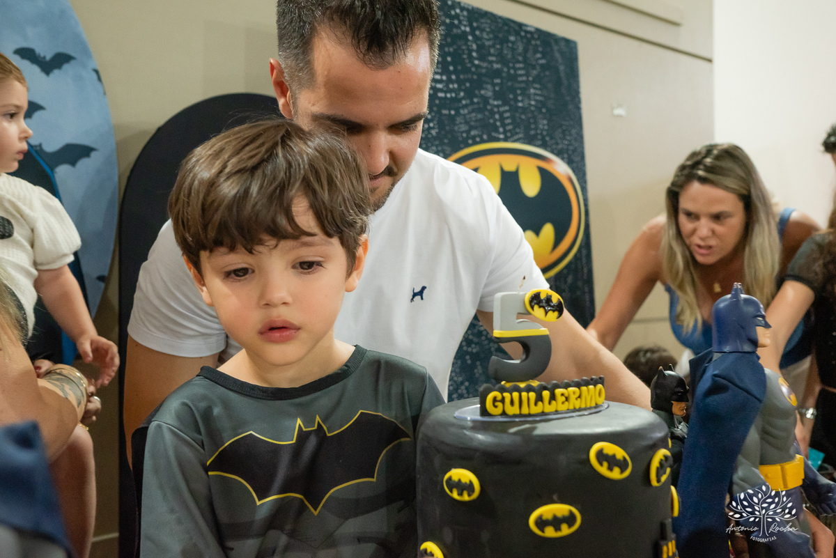 aniversário infantil - fotografia de aniversário - fotógrafo profissional - Batman - aniversário temático - festa infantil – Pelotas - memórias afetivas - fotografia natural - registro de festa - diversão em família - playground - fotógrafo Antonio Rocha 