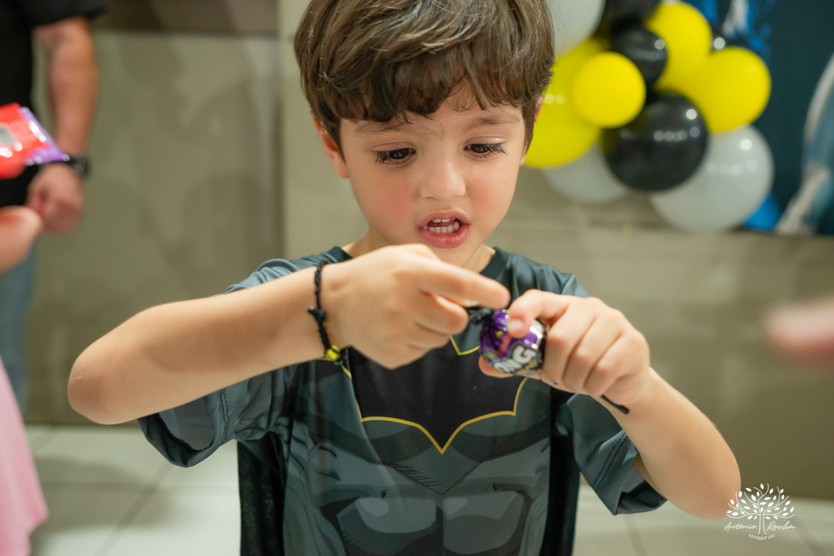 aniversário infantil - fotografia de aniversário - fotógrafo profissional - Batman - aniversário temático - festa infantil – Pelotas - memórias afetivas - fotografia natural - registro de festa - diversão em família - playground - fotógrafo Antonio Rocha 