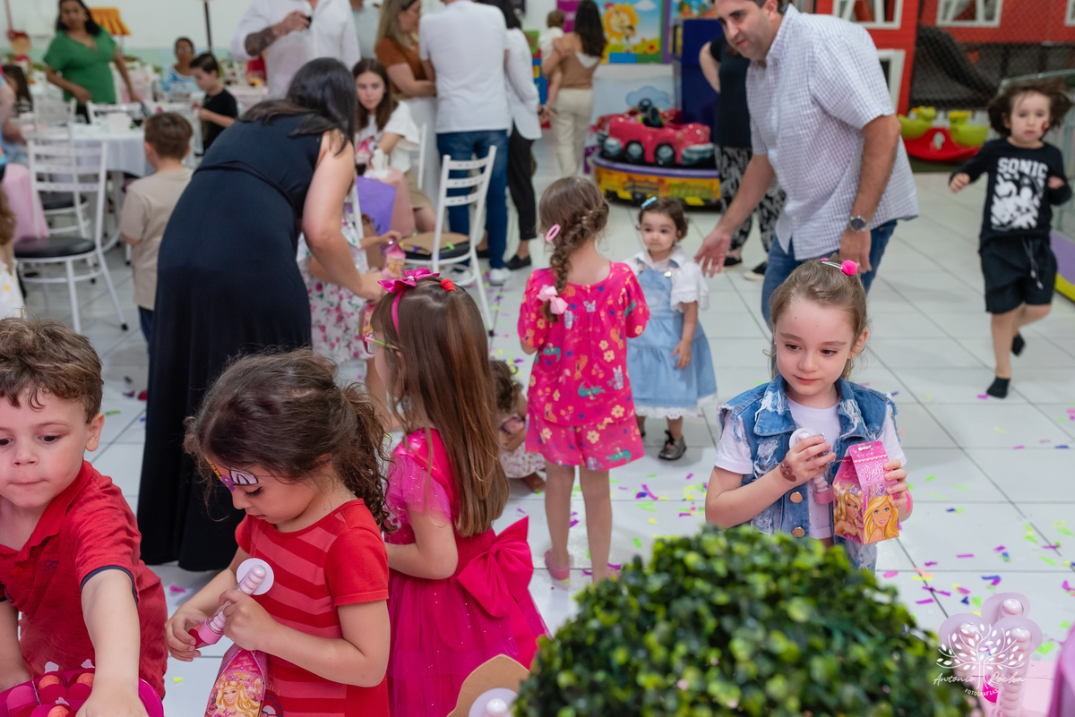 festa infantil - fotografia infantil - aniversário de 5 anos - aniversário temático - Barbie - infância mágica - fotógrafos profissionais - espontaneidade infantil - fotografia de crianças - alegria e diversão - Pelotas - Antonio Rocha Fotografias